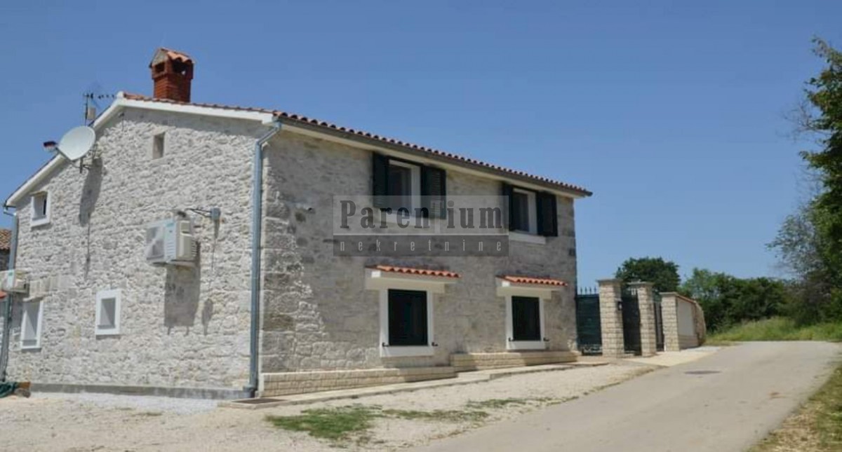 Poreč, okolica, kamena kuća s bazenom