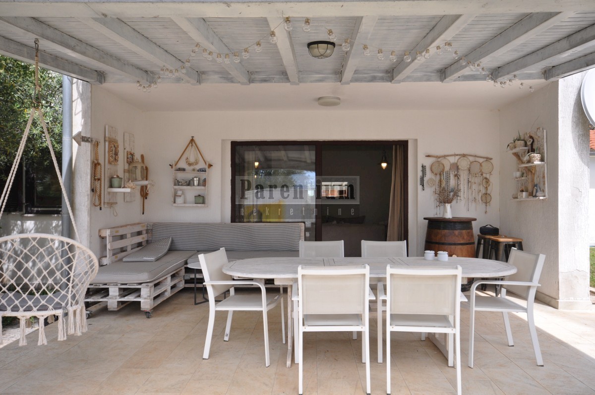 Nice apartment near the sea, with two bedrooms, yard and garage