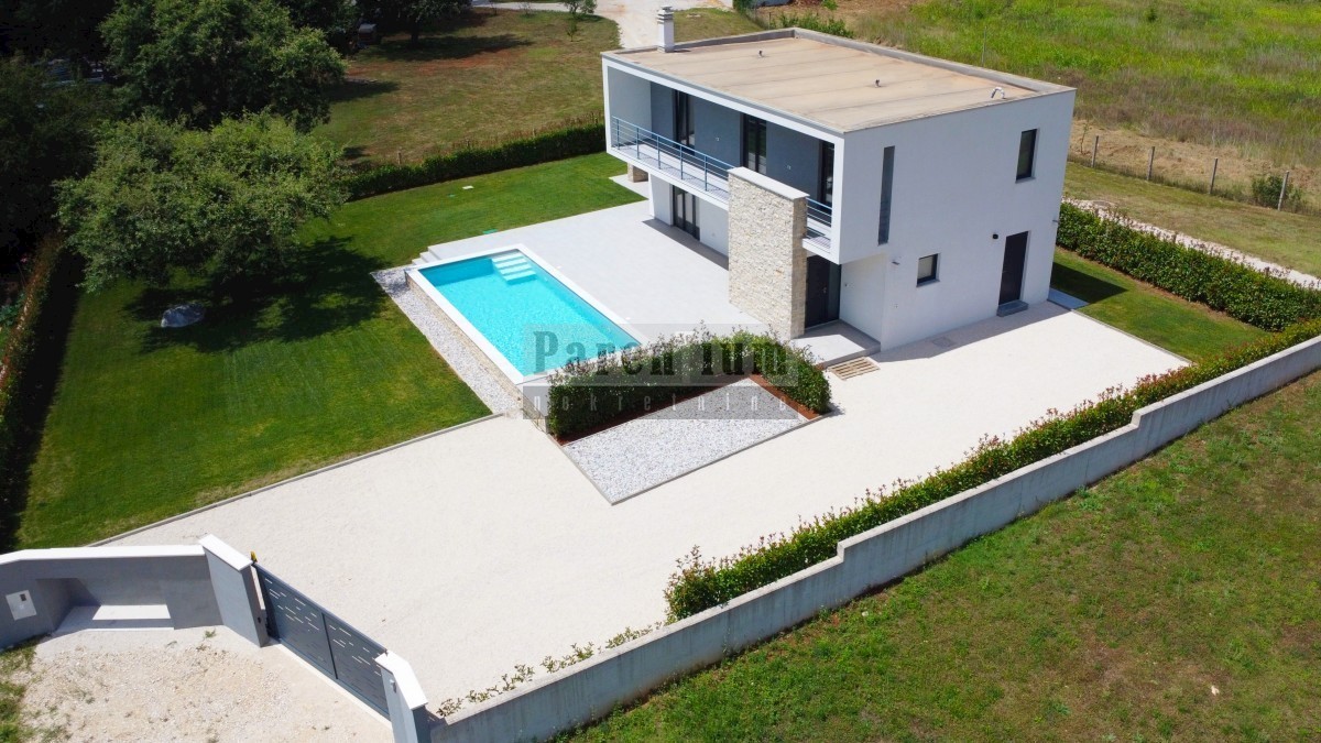 Poreč, okolica, moderna vila s bazenom u prirodi!