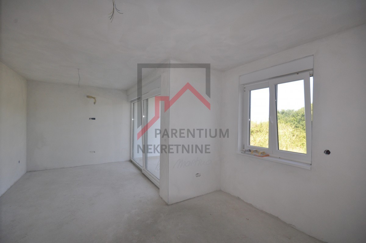 Poreč, surrounding area, two-bedroom apartment in a new building.
