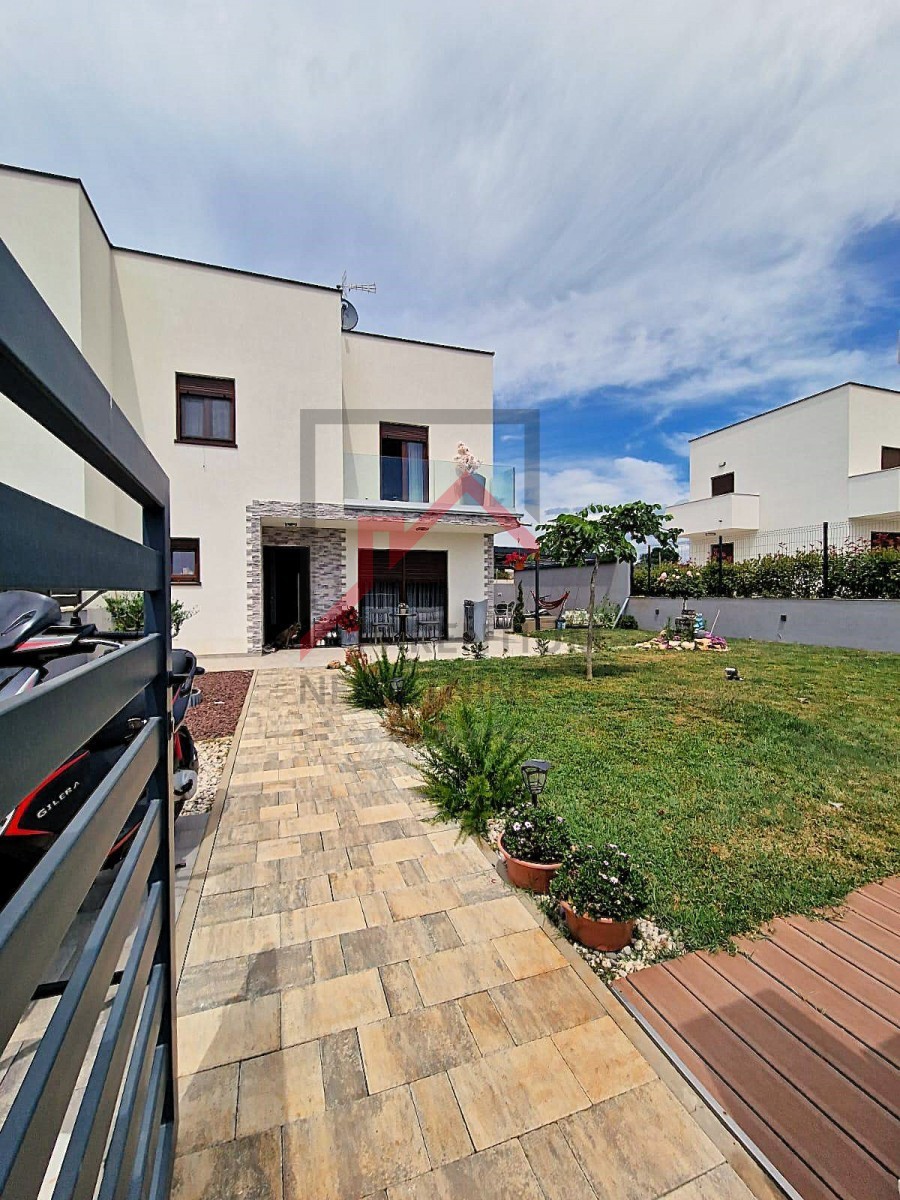 Istra, Poreč - Moderna kuća zadnja u nizu s prostranim dvorištem