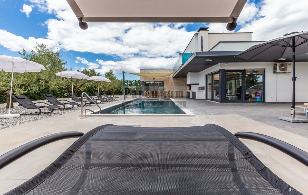 Moderna vila u okolici Višnjana sa teretanom i saunom