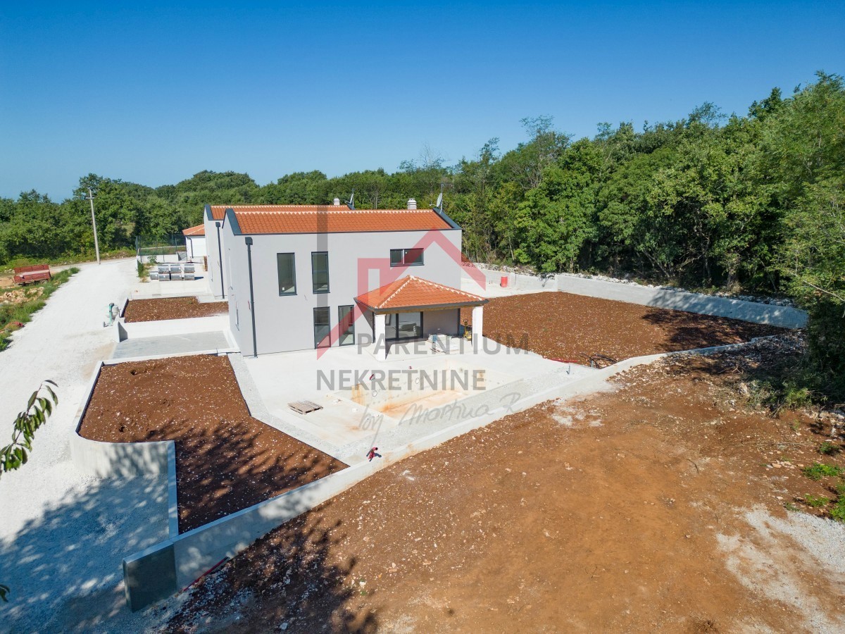 Poreč, okolica, simpatična kuća sa bazenom okružena zelenilom!