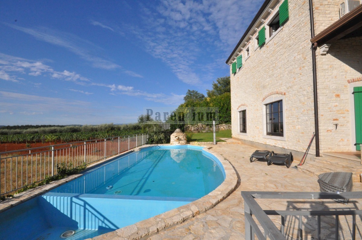 Poreč, okolica, kamena kuća s bazenom i pogledom na more