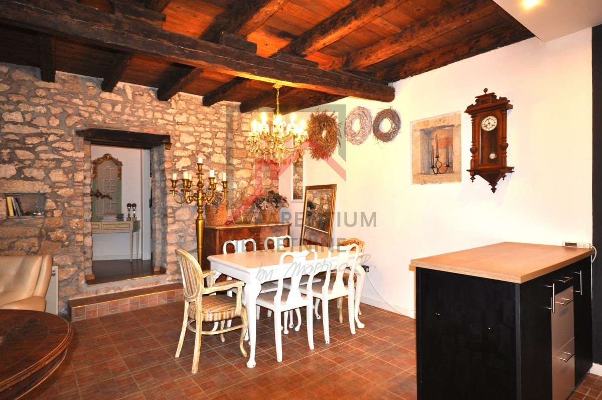 Renovirana kamena kuća sa dva stana