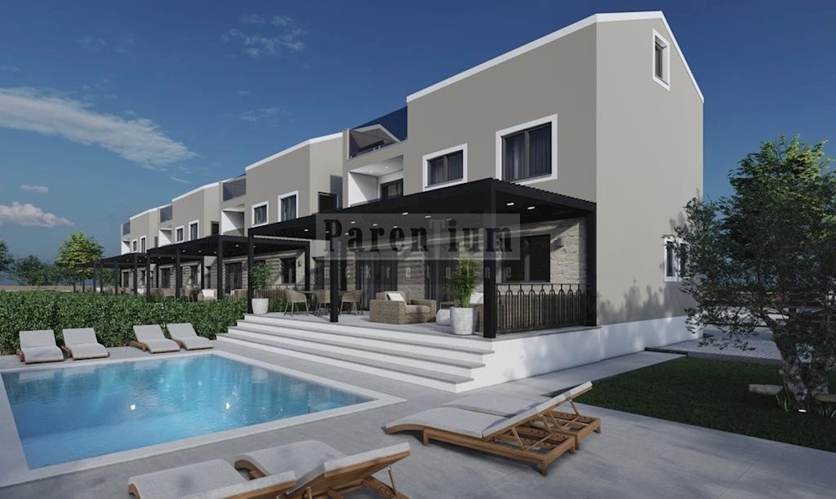 Poreč, moderna kuća u nizu s bazenom