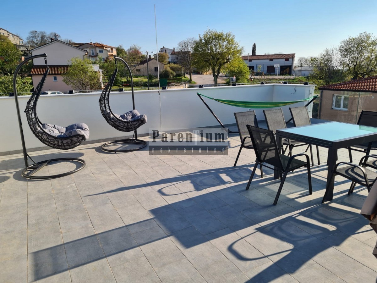 First floor apartment with roof terrace