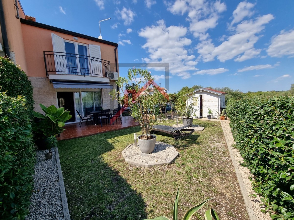 Kuća, prva u nizu, u blizini svih sadržaja!