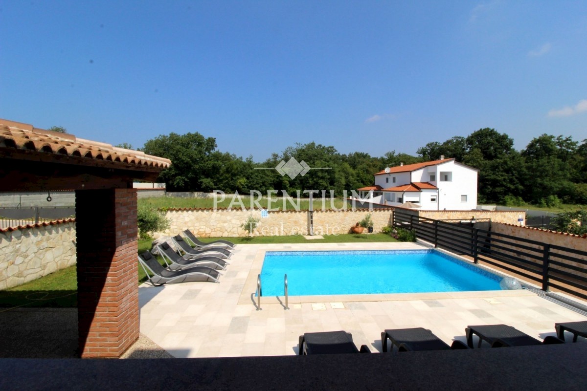 Krasna obiteljska kuća sa bazenom na mirnoj lokaciji