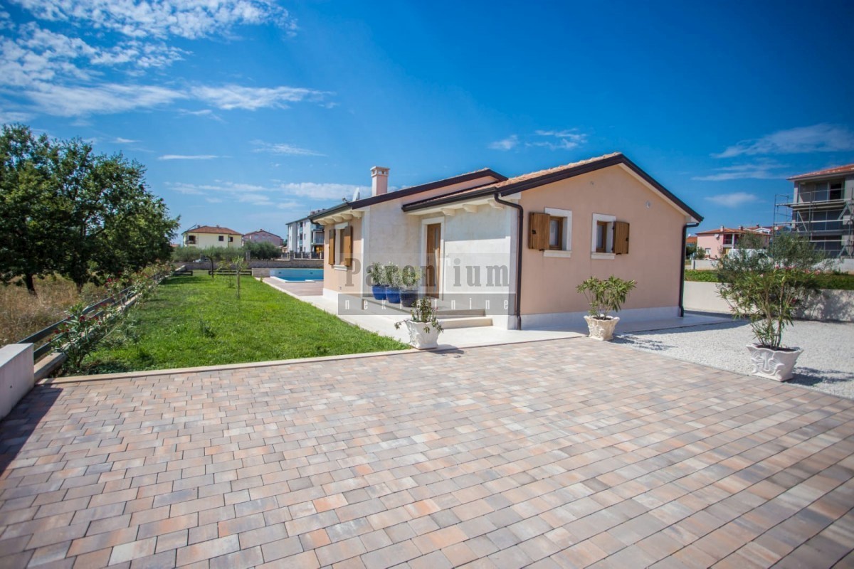 Poreč, kuća s bazenom sa velikom okućnicom