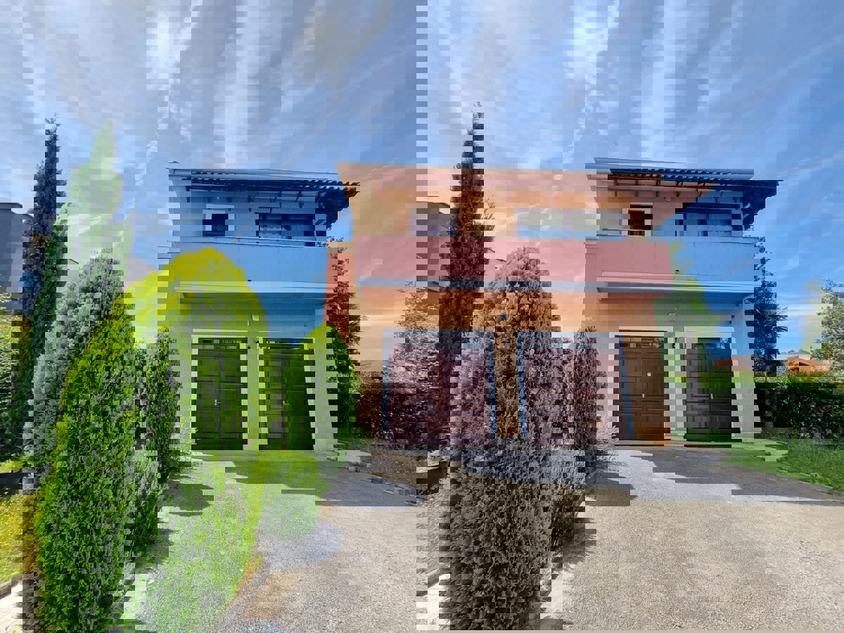 POREČ -SAMOSTOJEĆA KUĆA NA PRODAJI 500 M OD MORA