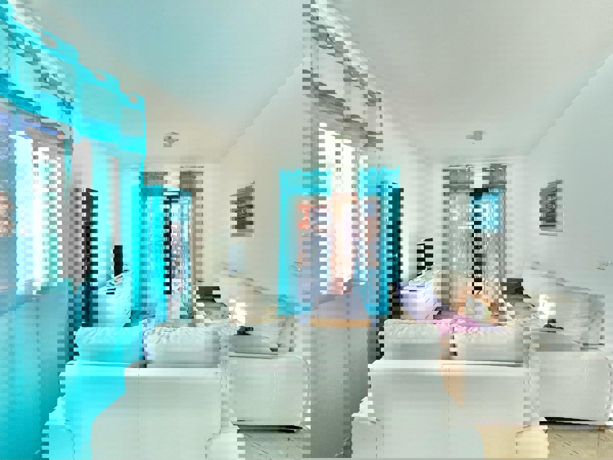 NOVIGRAD-STAN NA PRODAJI 100 M OD MORA