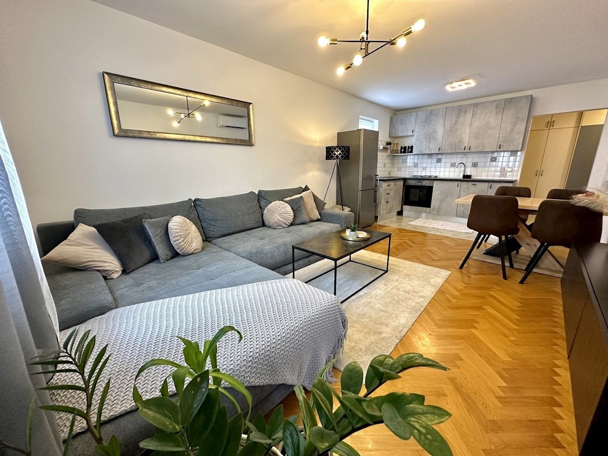 POREČ-WOHNUNG 800 M VOM STRAND ENTFERNT ZU VERKAUFEN