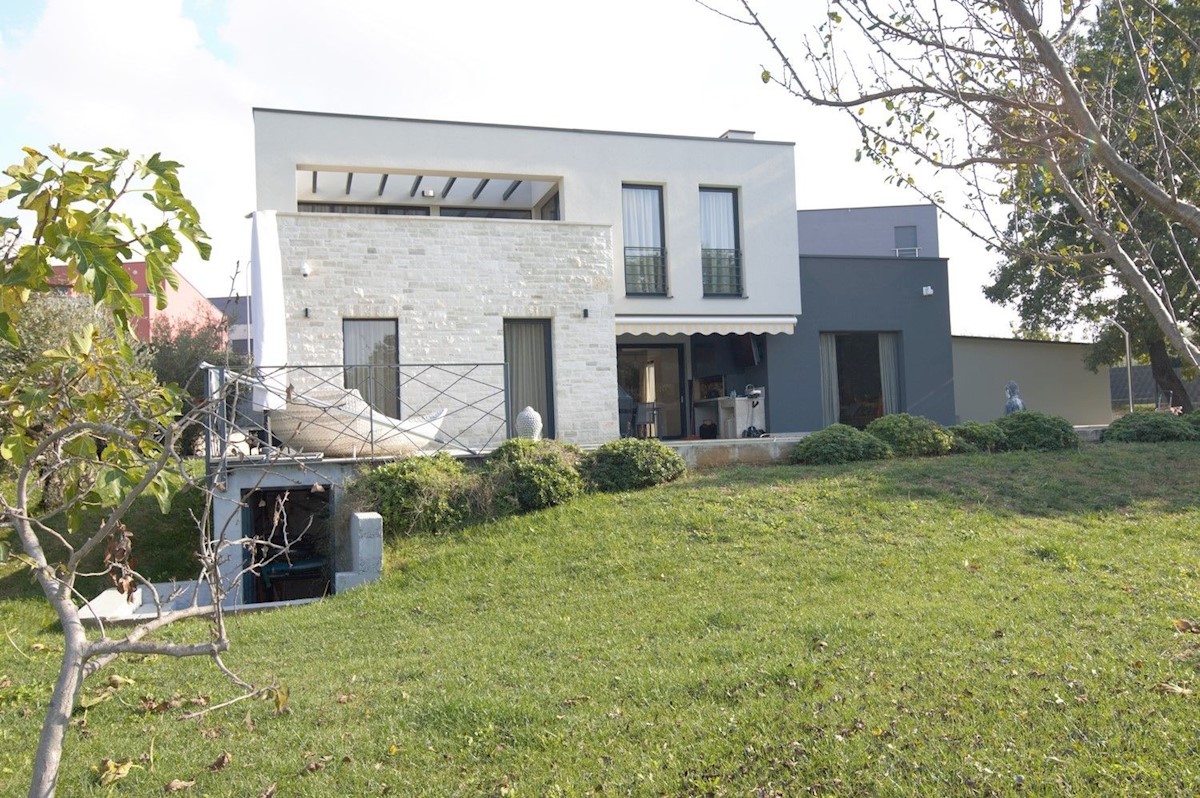 POREČ-LUKSUZNA MODERNA VILA PRODAMO