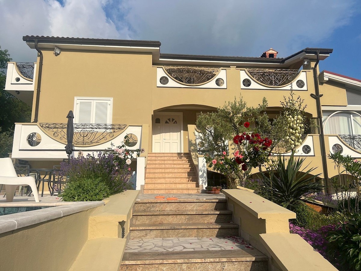 POREČ PRODAMO DRUŽINSKO HIŠO Z BAZENOM