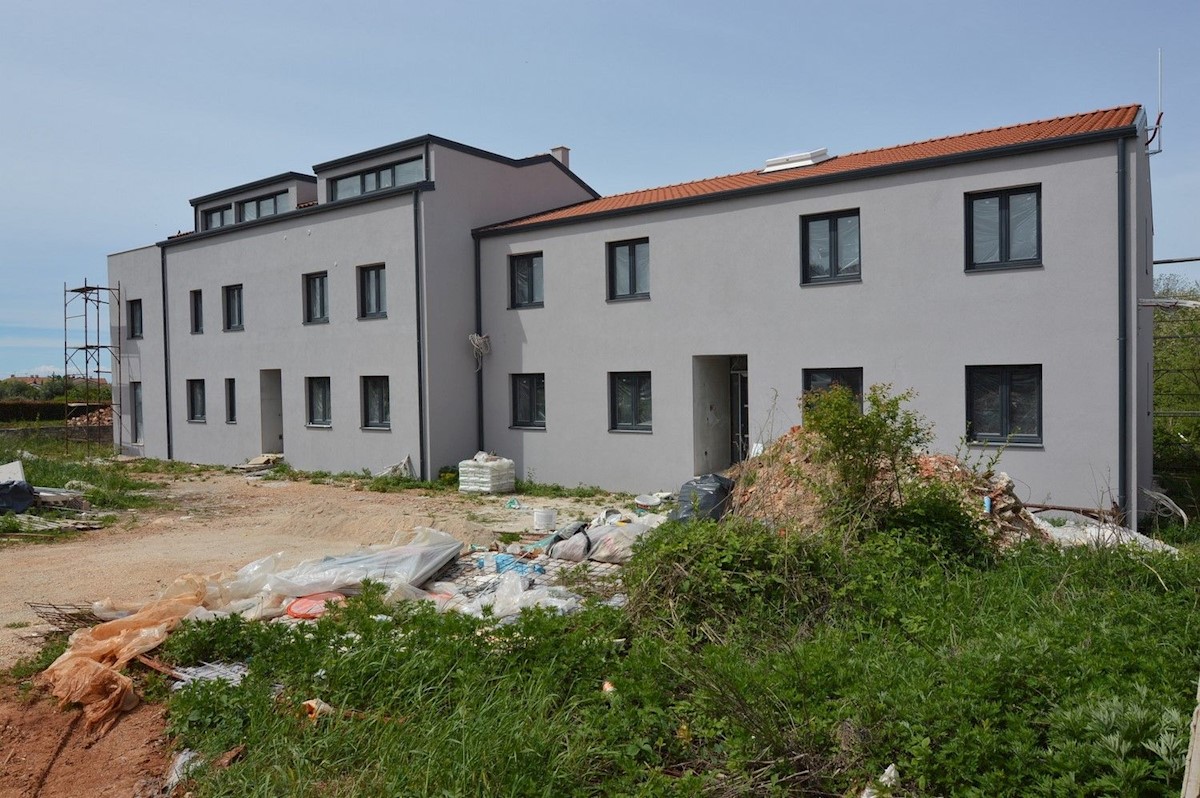 POREČ OKOLICA - STANOVANJE V GRADNJI V PRITLIČJU Z VRTOM