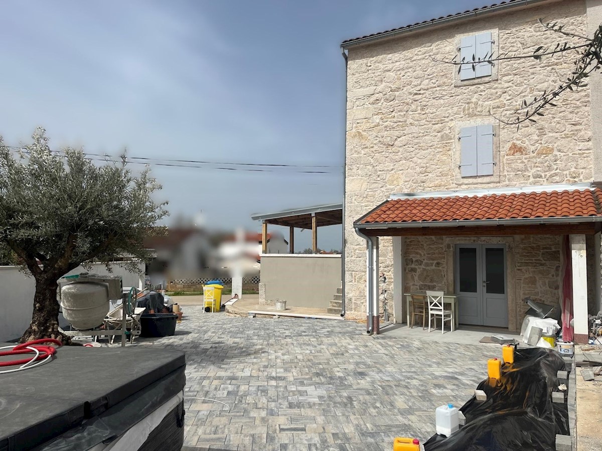 POREČ-RENOVIRANA KAMENA KUĆA NA PRODAJI