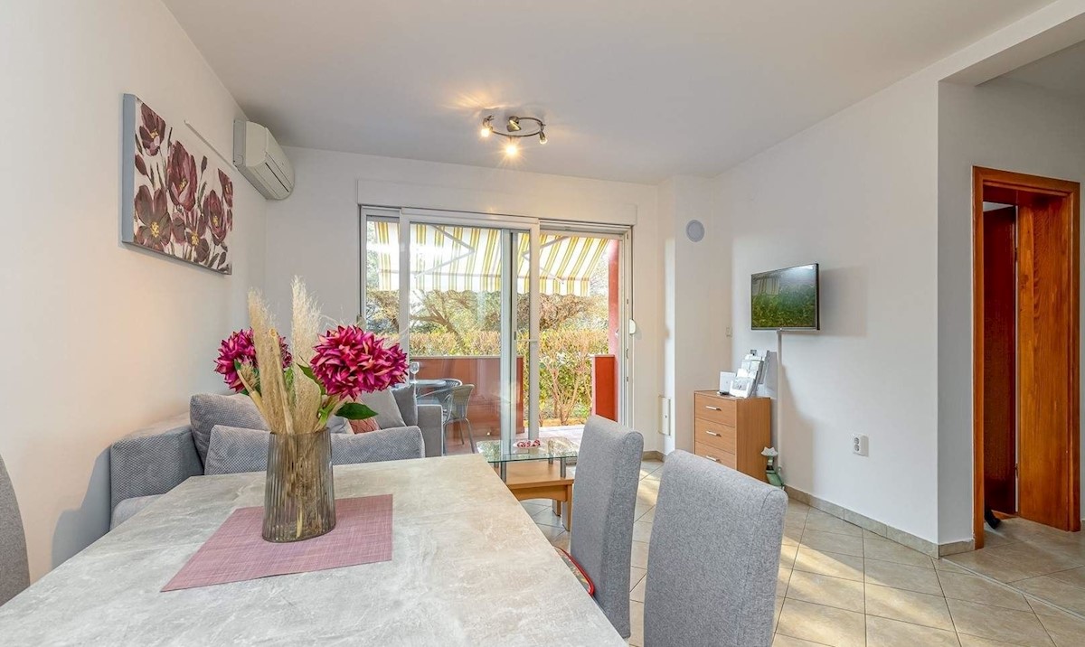 POREČ OKOLICA APARTMAN U PRITLIČJU S SKUPNIM BAZENOM PRODAMO