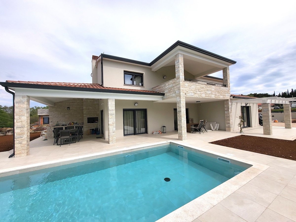 POREČ 2 KM-LUKSUZNA VILA SA BAZENOM NA PRODAJI