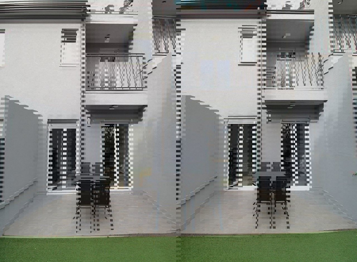 POREČ- MODERNA NOVA KUĆA U NIZU 1500 M OD CENTRA POREČA