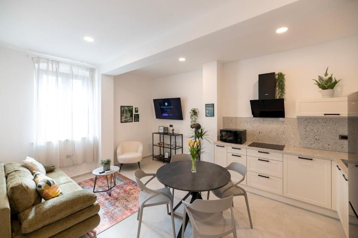  POREČ - WOHNUNG IM ZWEITEN STOCK ZU VERKAUFEN