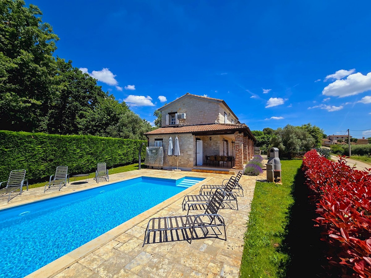 POREČ -KAMENA KUĆA SA BAZENOM I POGLEDOM NA MORE PRODAJEM