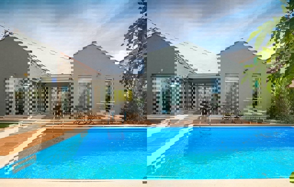 POREČ-PREDIVNA  VILA PRIZEMNICA SA BAZENOM NA PRODAJI