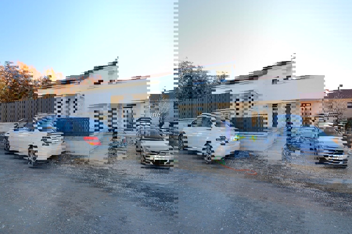 POREČ OKOLICA - DVOJČEK Z BAZENOM PRODAMO