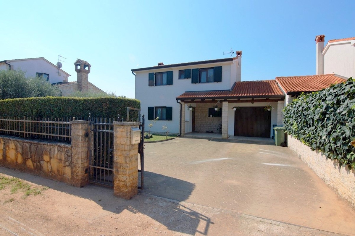 POREČ OKOLICA - DVOJNA HIŠA Z GARAŽO PRODAMO