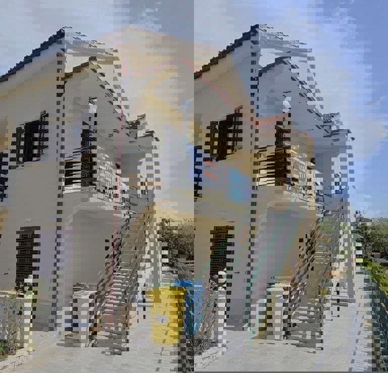 POREČ-KUĆA SA TRI STANA I GARAŽOM NA PRODAJI