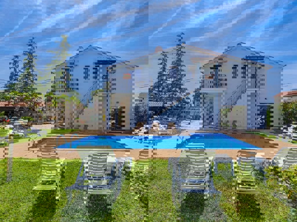 POREČ-KUĆA SA BAZENOM NA PRODAJII