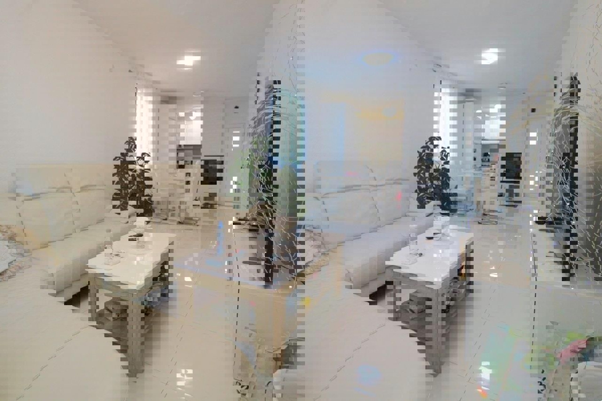 POREČ-PRODAMO STANOVANJE Z OGROMNO TERASO 1KM OD MORJA