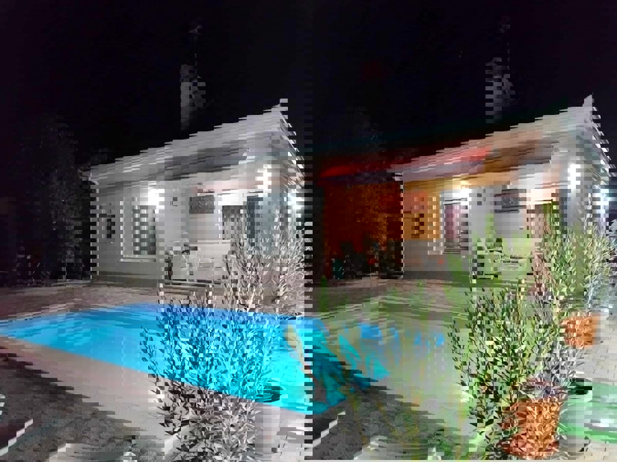 POREČ OKOLICA - PRODAMO HIŠO Z BAZENOM