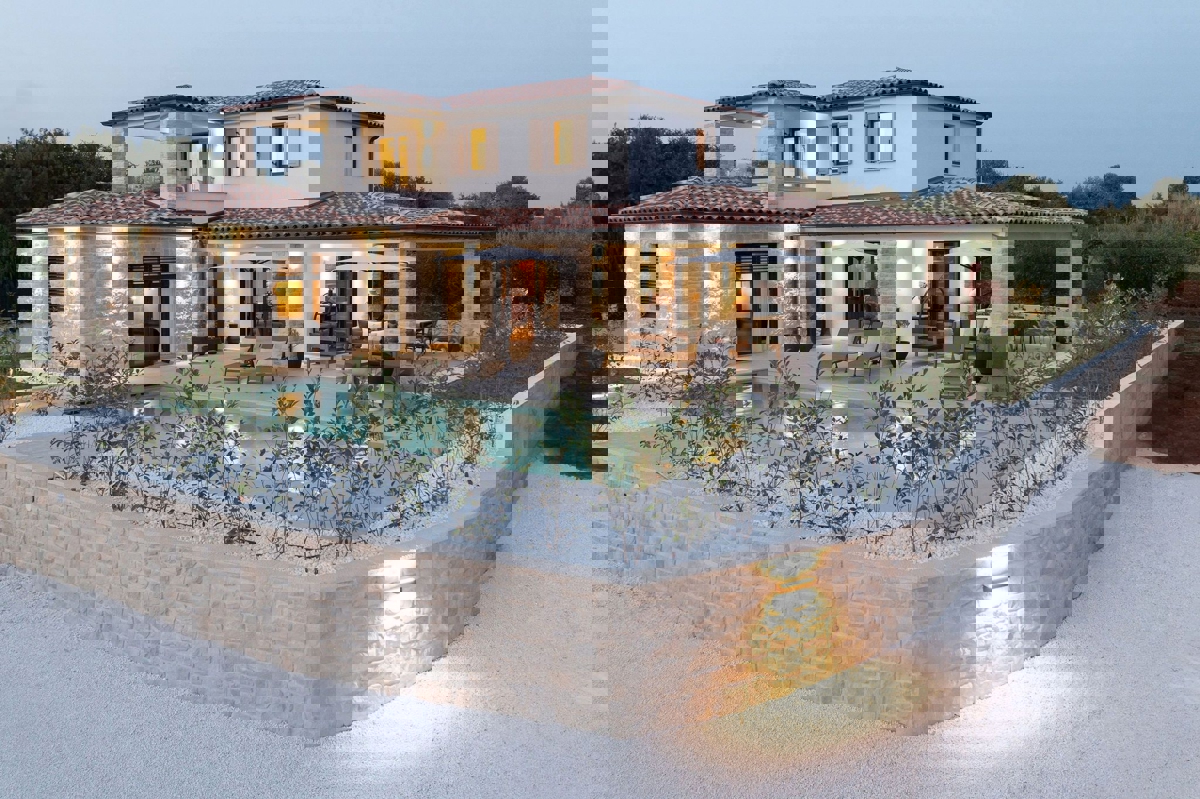 POREČ OKOLICA -EKSKLUZIVNA VILA SA BAZENOM NA PRODAJI