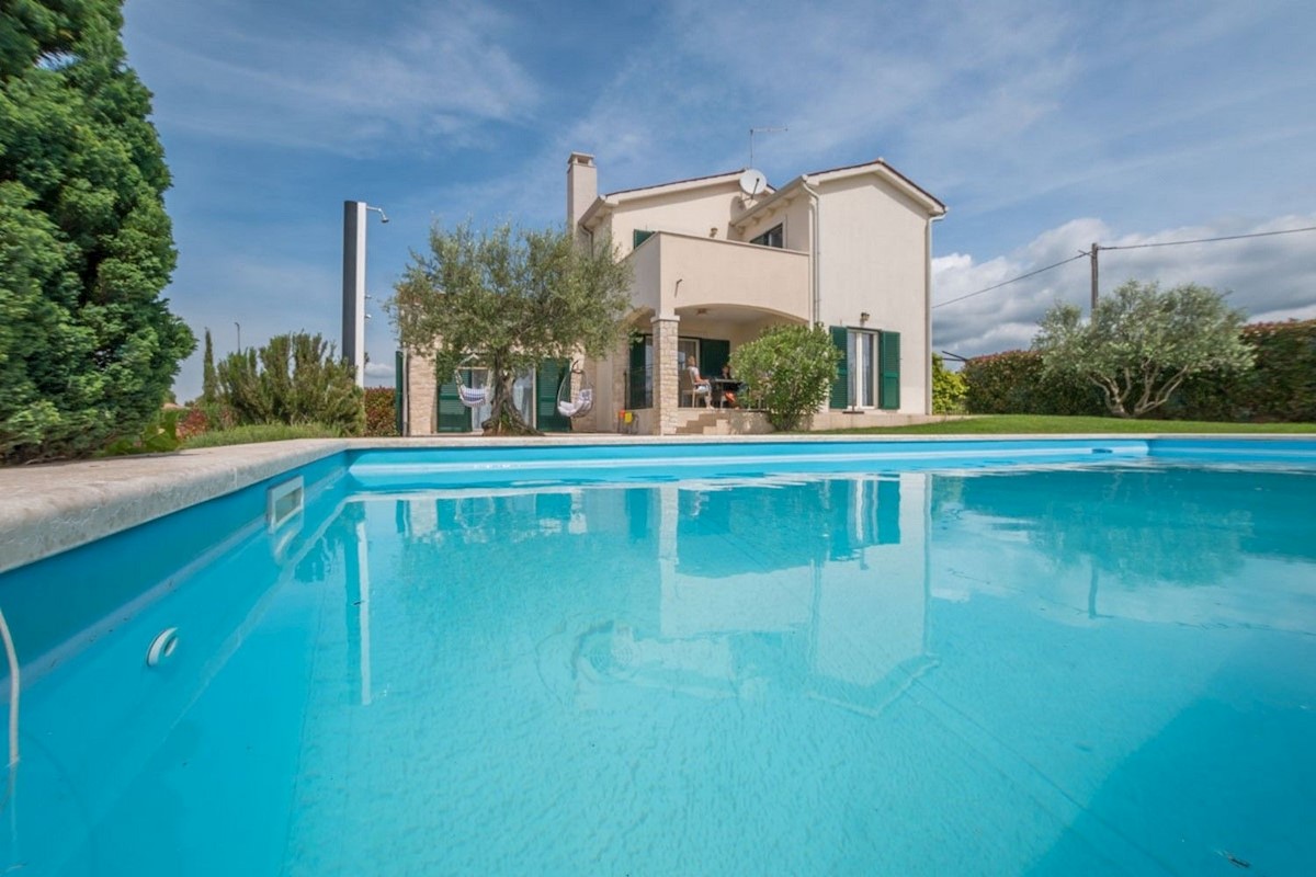 POREČ OKOLICA-MEDITERANSKA KUĆA SA BAZENOM NA PRODAJI