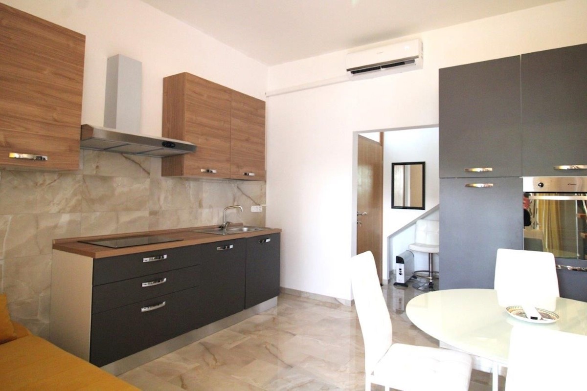 POREČ - ZWEISTÖCKIGE WOHNUNG MIT GARTEN ZU VERKAUFEN