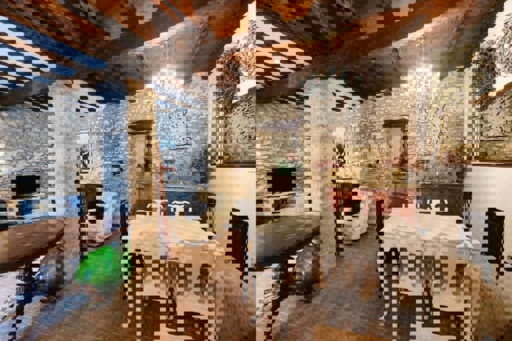 POREČ 4 KM -KAMENA KUĆA SA DVA STANA NA PRODAJI