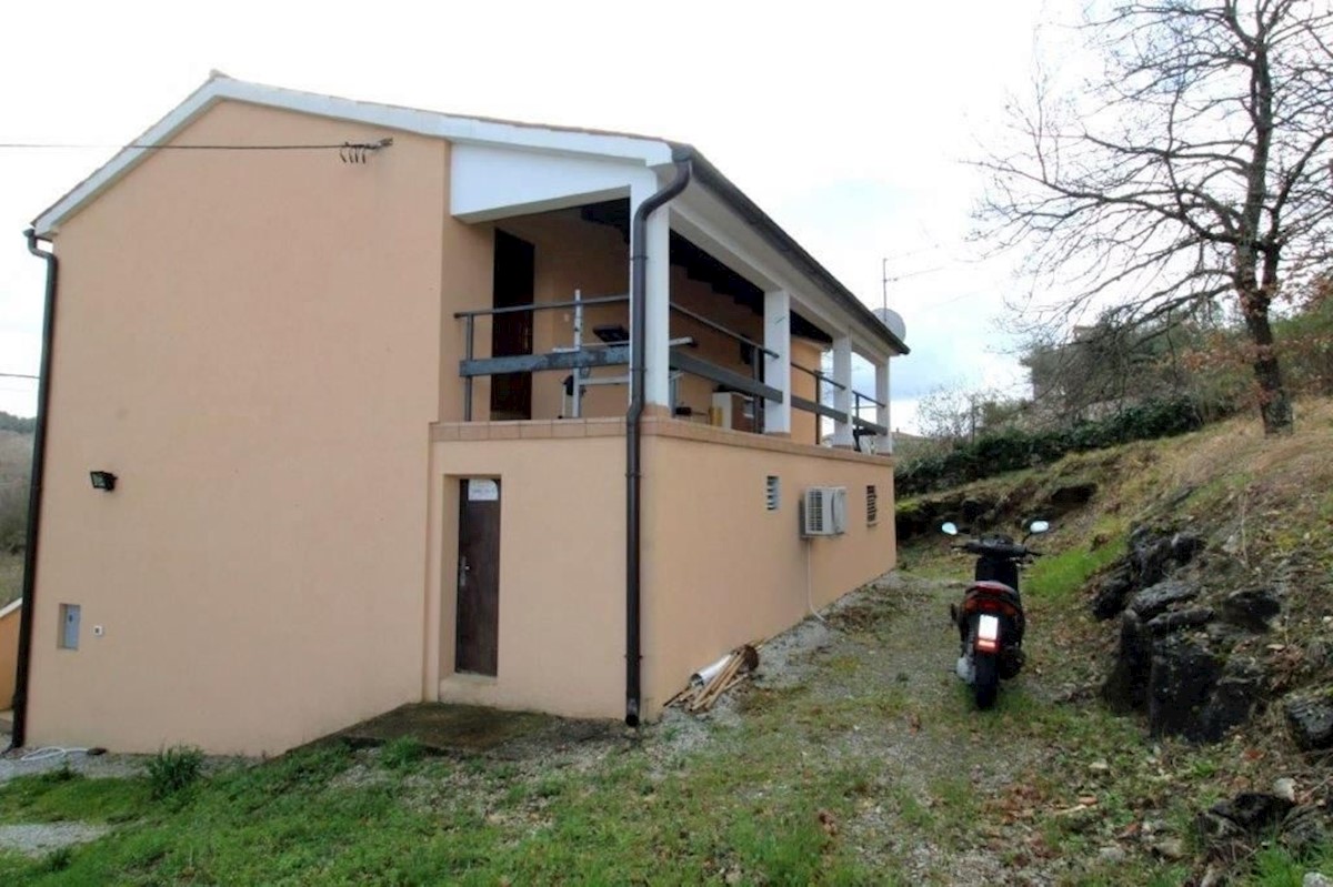 POREČ-HIŠA Z 2 STANOVANJAMA PRODAMO, POGLED NA MOTOVUN