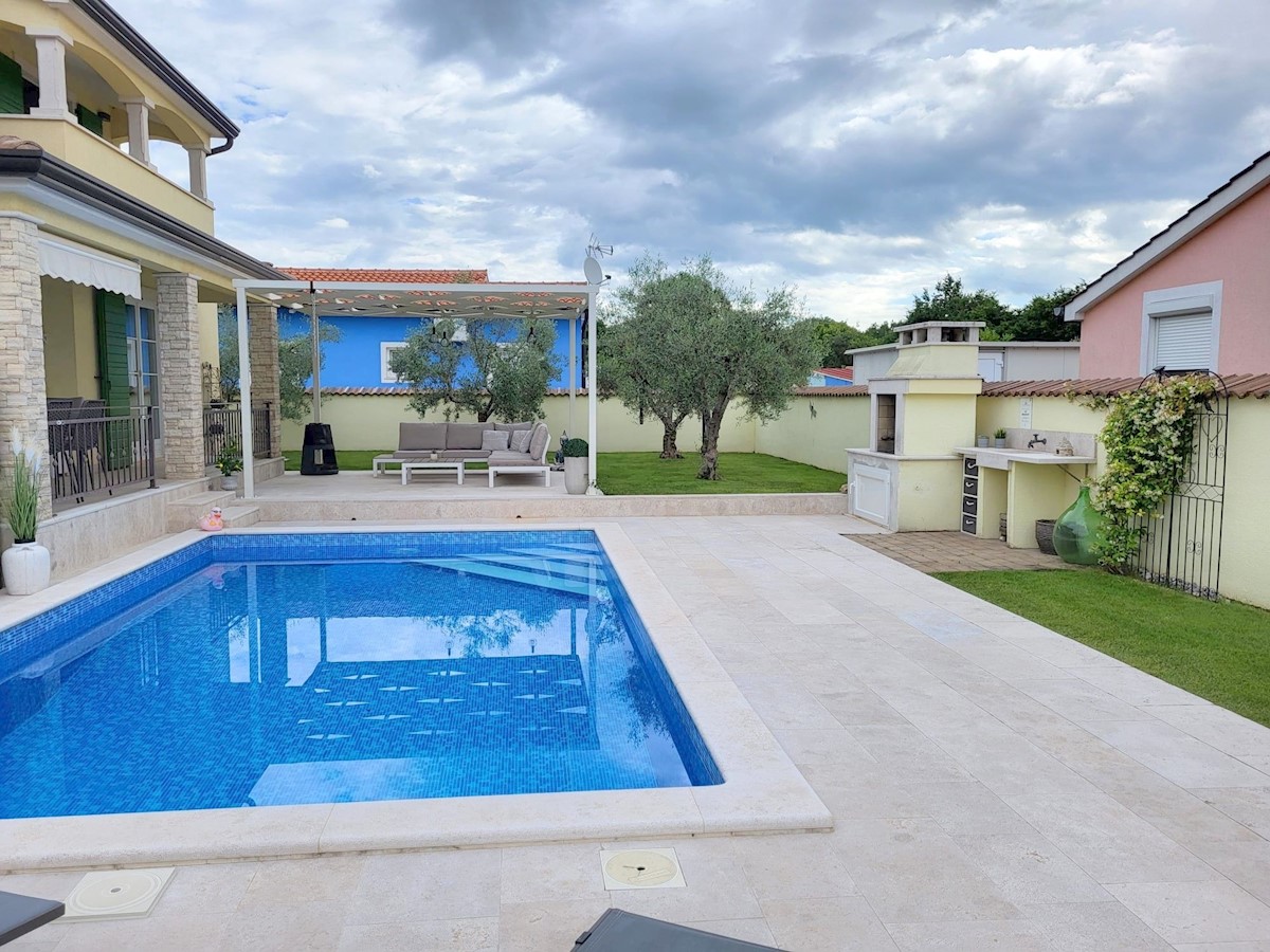 POREČ-KUĆA SA BAZENOM NA PRODAJI