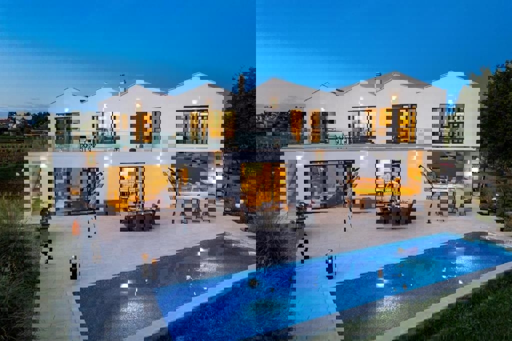 POREČ-LUKSUZNA VILA NA PROSTRANOJ OKUĆNICI