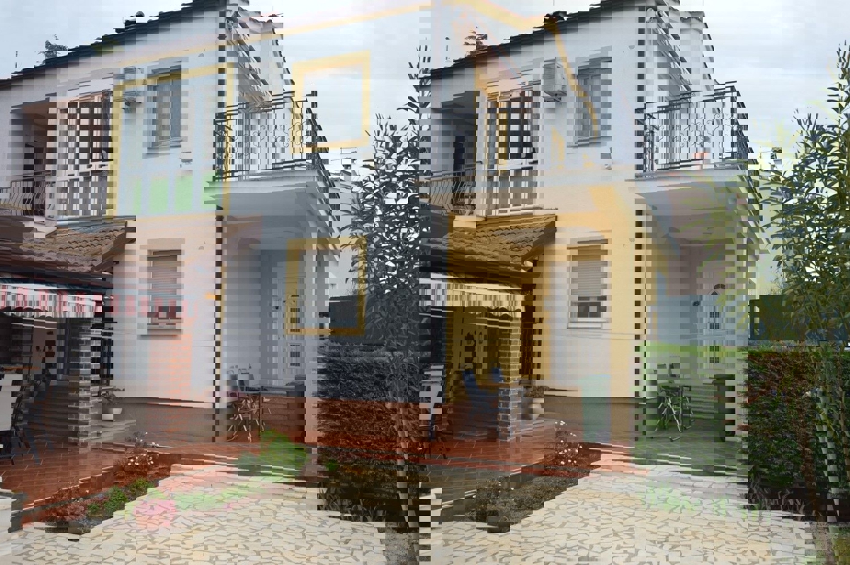 POREČ 2 km -KUĆA SA DVA STANA NA PRODAJI