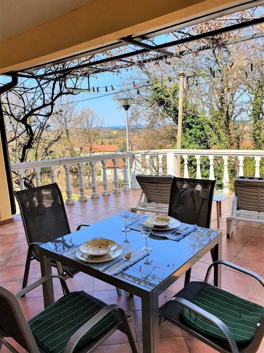 POREČ-HIŠA S TREMI STANOVANJAMI PRODAMO