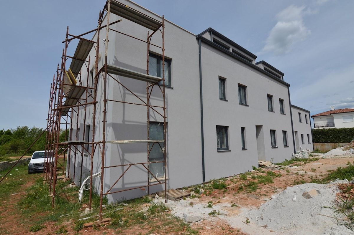 POREČ - DVOETAŽNO STANOVANJE Z OGROMNO TERASO POGLED NA MORJE PRODAMO