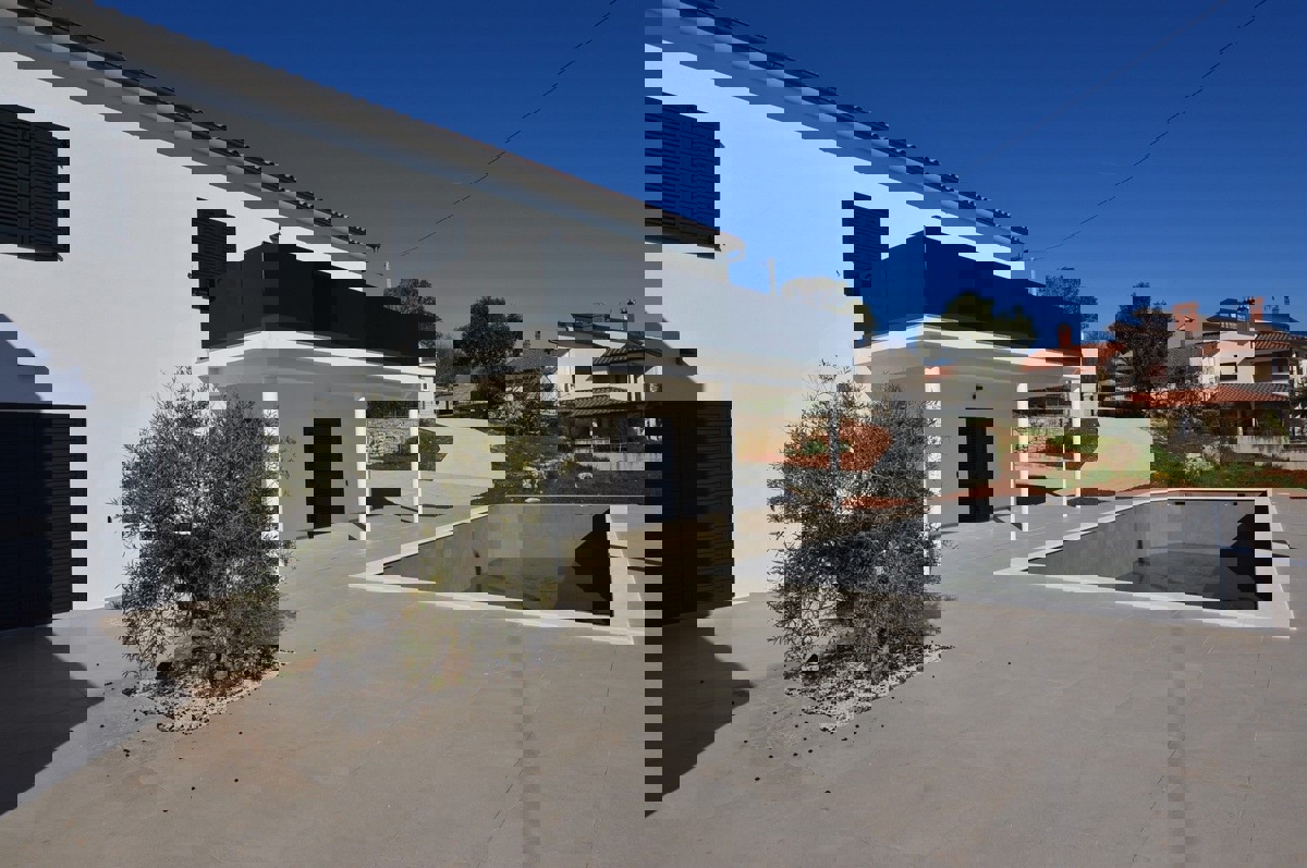 POREČ OKOLICA-KUĆA SA DVA STANA , BAZENOM I POGLEDOM NA MORE