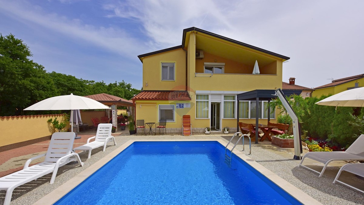 Istra, Poreč, apartmanska kuća s 5 stambenih jedinica i bazenom