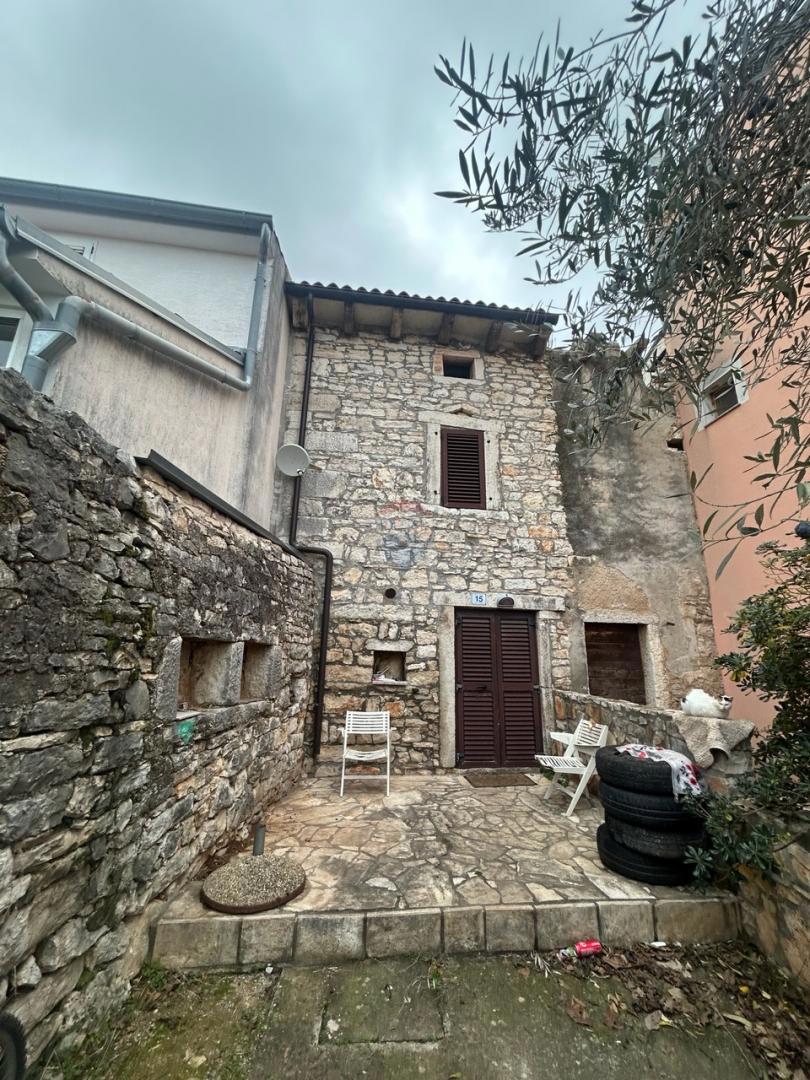 Tar, kamena kuća u nizu za adaptaciju 