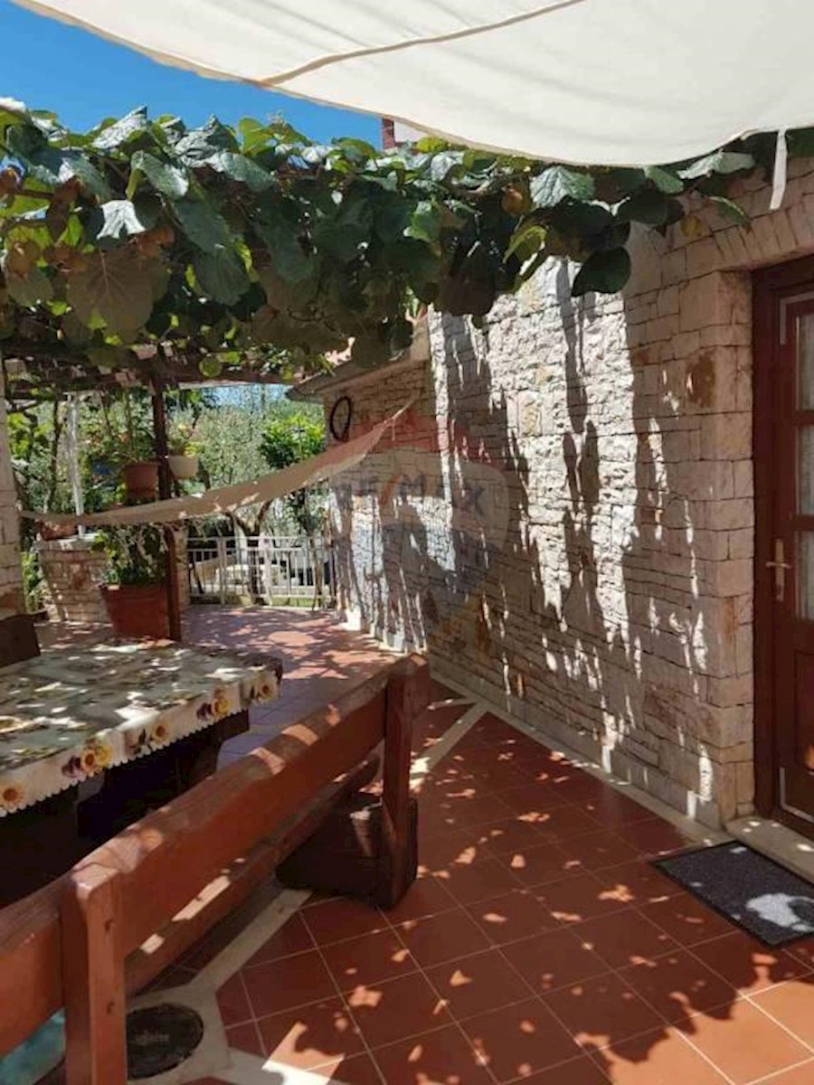 Kuća sa poslovni prostorom 