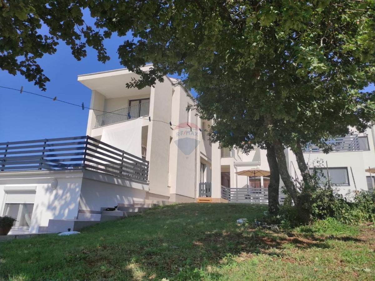 Poreč, okolica, kuća sa pet stambenih jedinica i pogledom na more