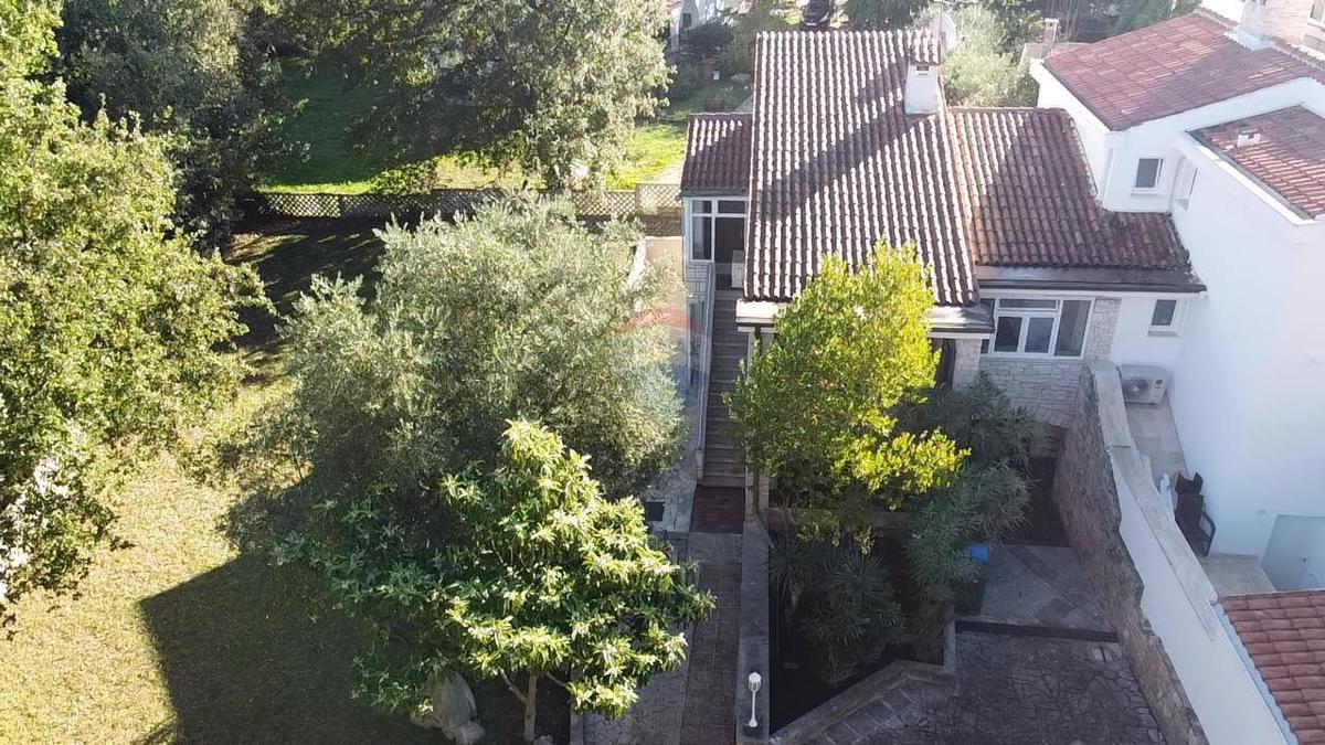 Istra, Poreč - Dvojna kuća sa velikom okućnicom 950 metara od mora