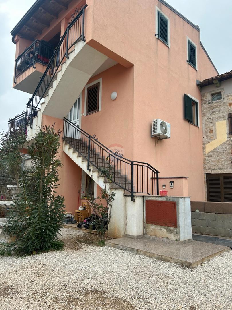 Tar, kuća sa četiri apartmana